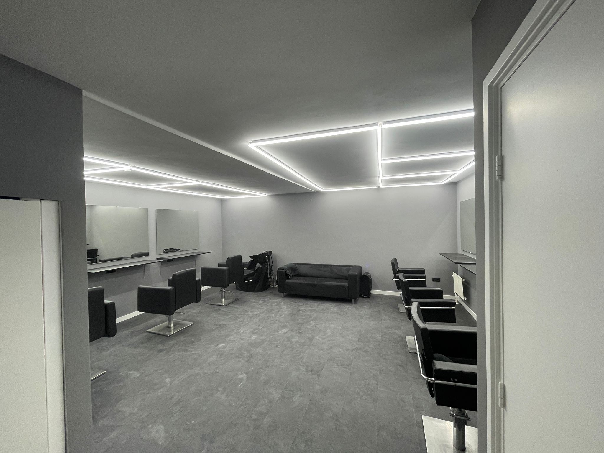 Modern interieur van El H Barbershop